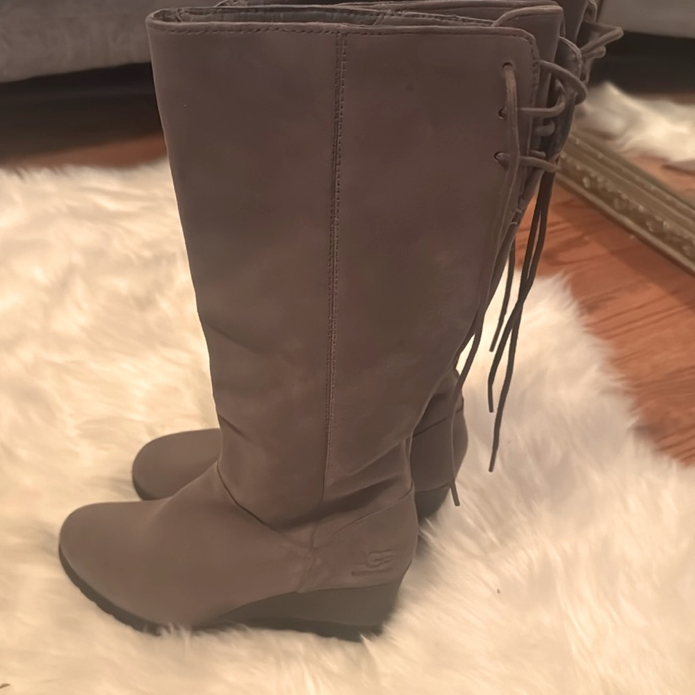 Women Ugg boots size 5  in in grey